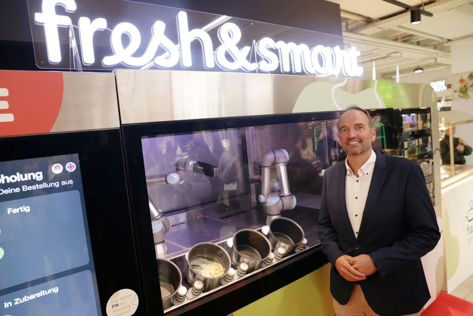 Lars Klein von der Geschäftsleitung Rewe Region West stellte am 29. Oktober den Kochroboter in der Supermarktfiliale in Düsseldorf-Heerdt vor.