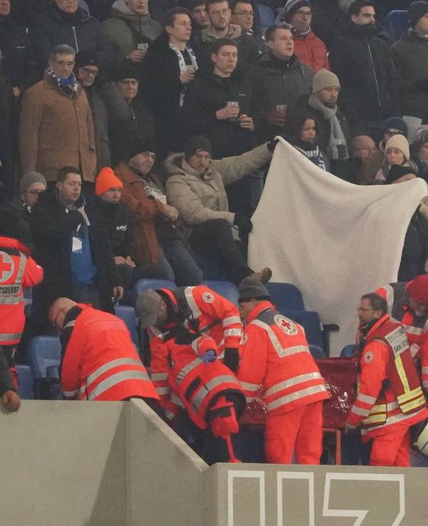 Ein Fan wird auf der Tribüne medizinisch versorgt.