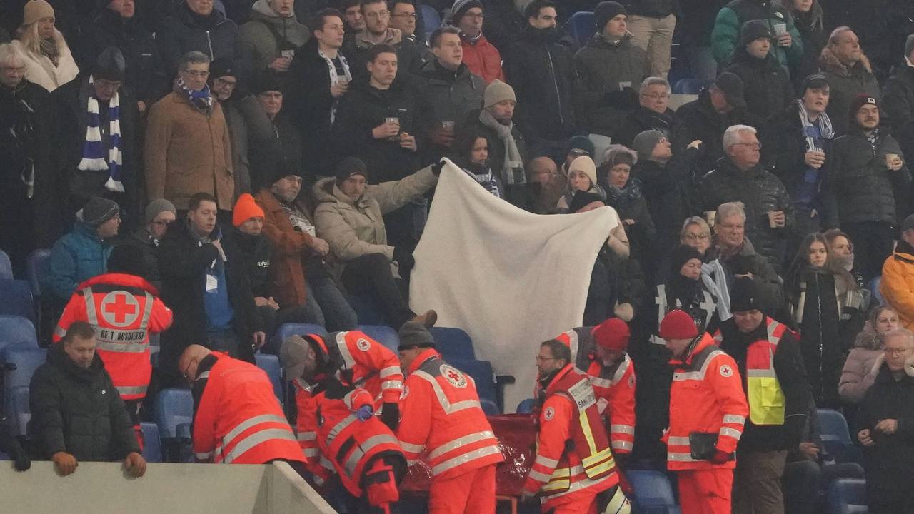 Ein Fan wird auf der Tribüne medizinisch versorgt.