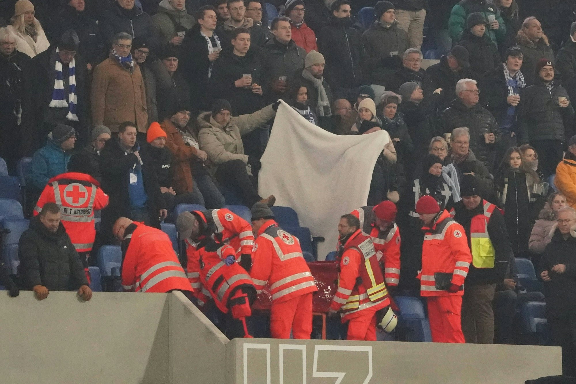 Ein Fan wird auf der Tribüne medizinisch versorgt.