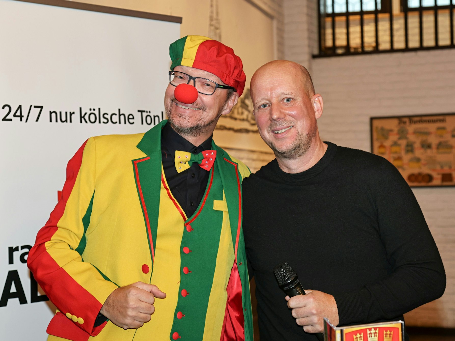 „Dä Tuppes vum Land“ Jörg Runge steht neben Manfred Rolef.