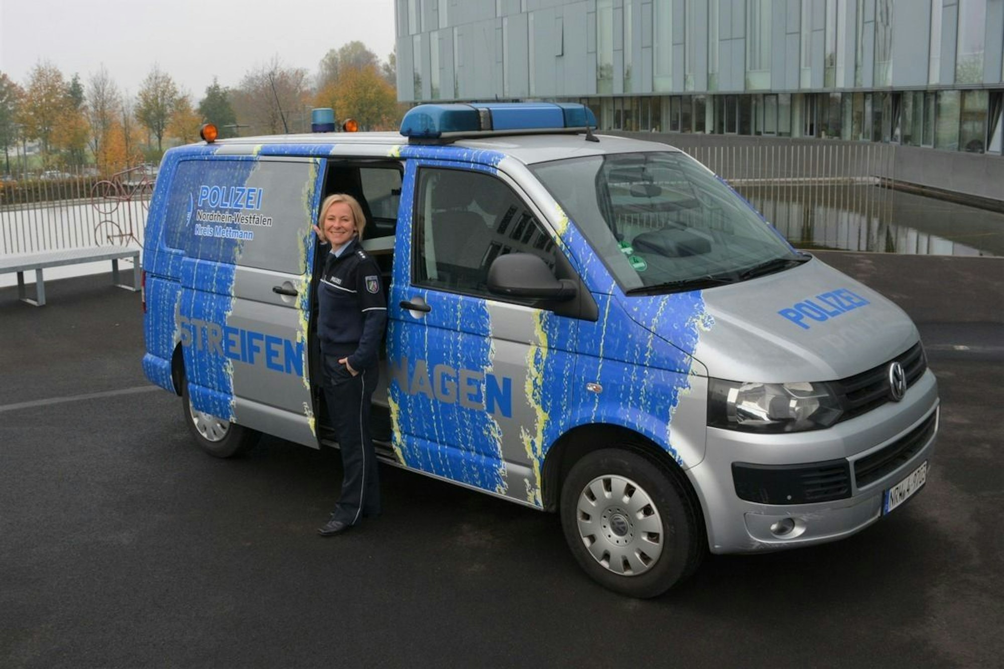 Polizei lädt zum Gespräch am Streifenwagen (Symbolfoto)