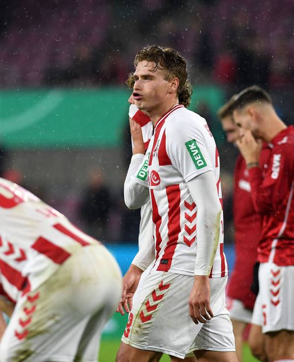 Die Spieler nach Abpfiff des Pokal-Duells gegen Bayern München.