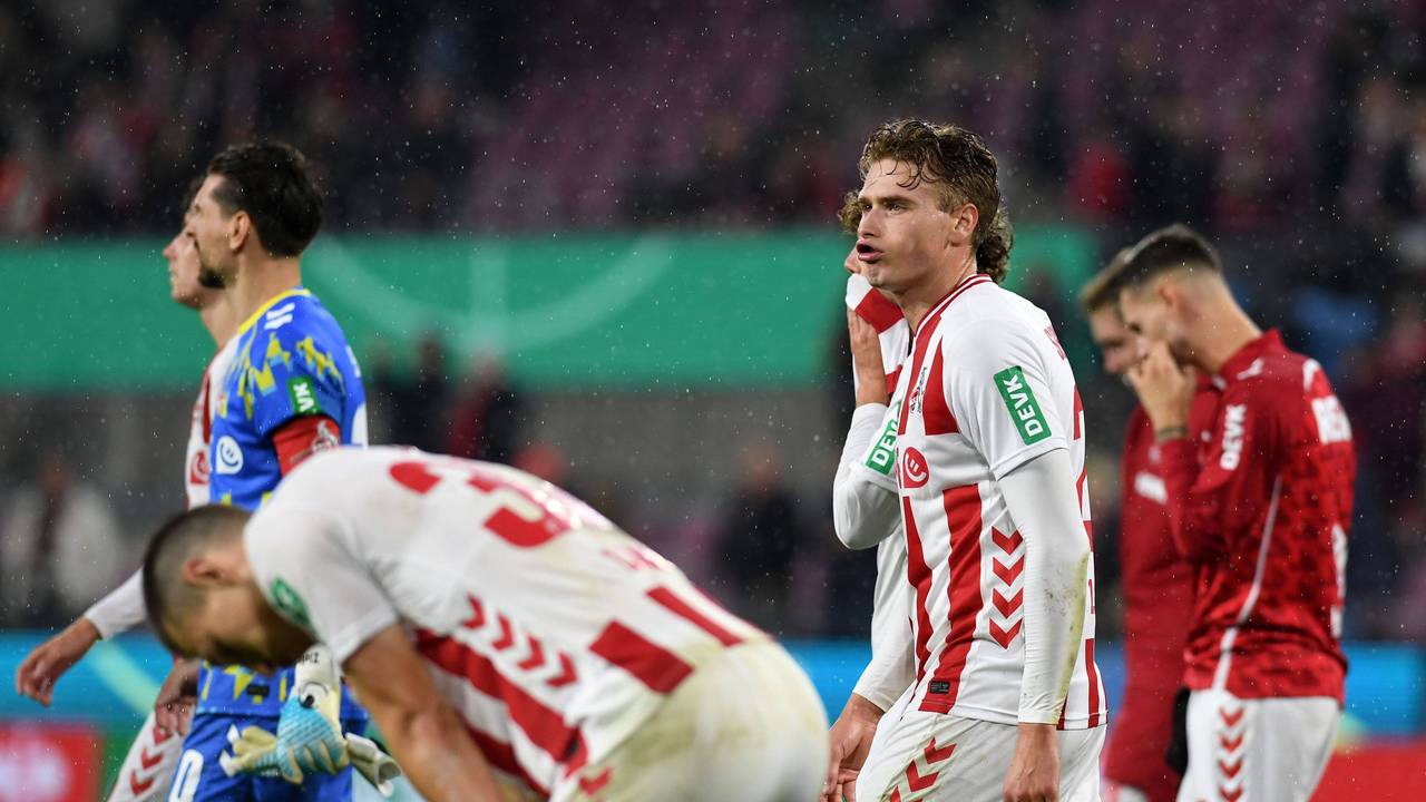 Die Spieler nach Abpfiff des Pokal-Duells gegen Bayern München.
