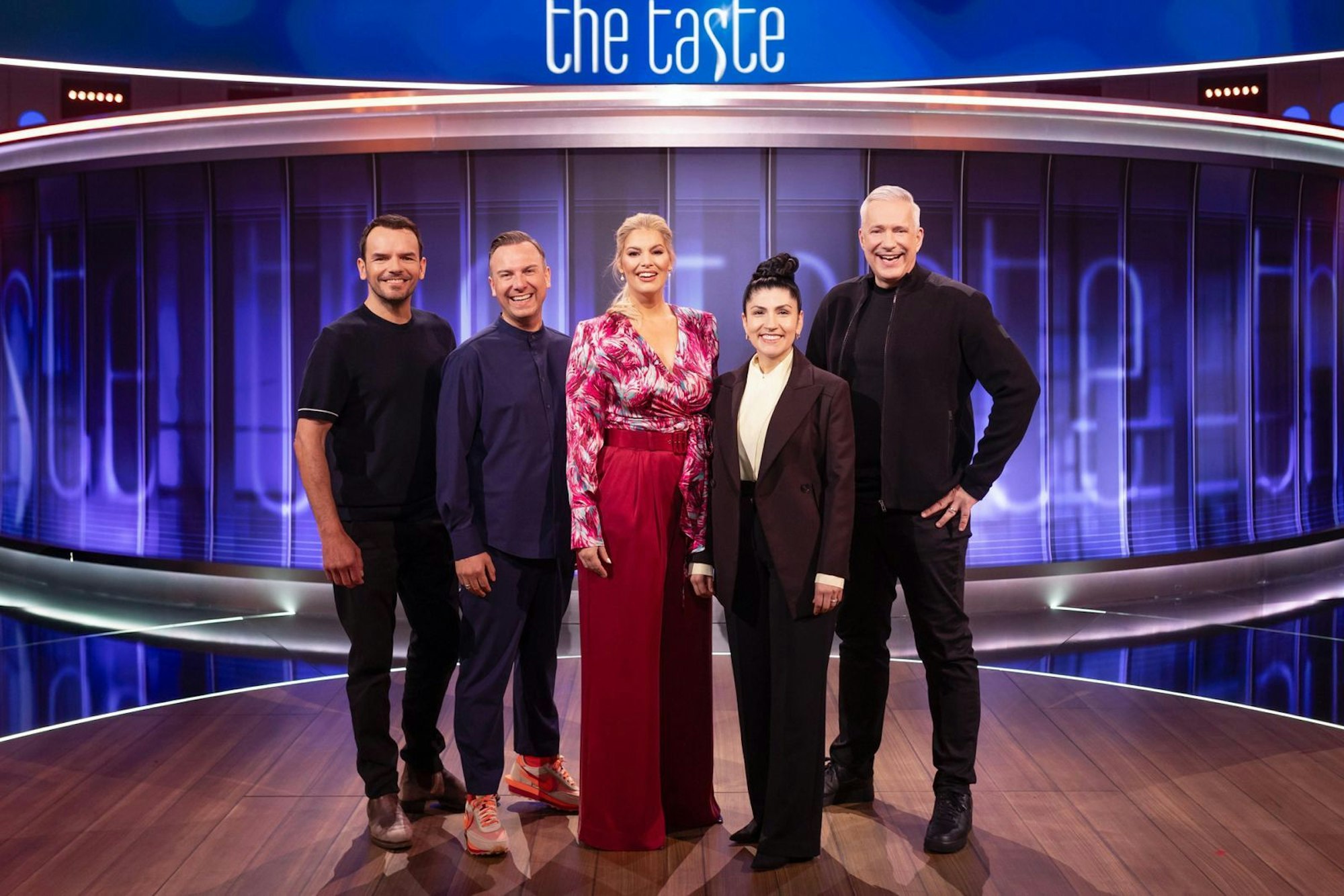 Noch wirkte die Stimmung gelöst, doch die Anspannung stieg enorm an. Bei den ersten harten Kochprüfungen mussten die Kandidaten zeigen, was in ihnen steckt. Und nicht immer waren die „Meister“ und die „Meisterin“ zufrieden.  (Bild: Joyn / Benedikt Müller)