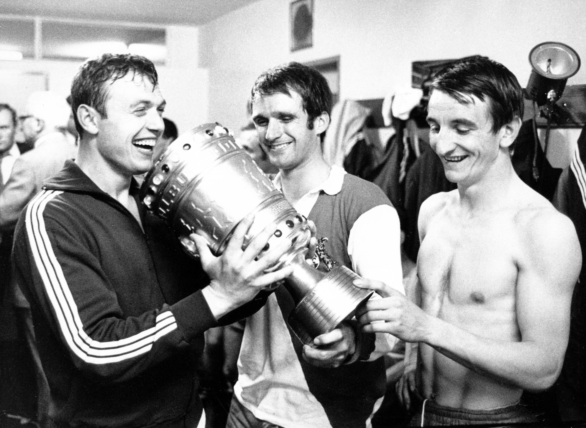 Die FC-Spieler Carl-Heinz Rühl, Wolfgang Overath und Hannes Löhr mit dem DFB-Pokal. (Archivfoto)