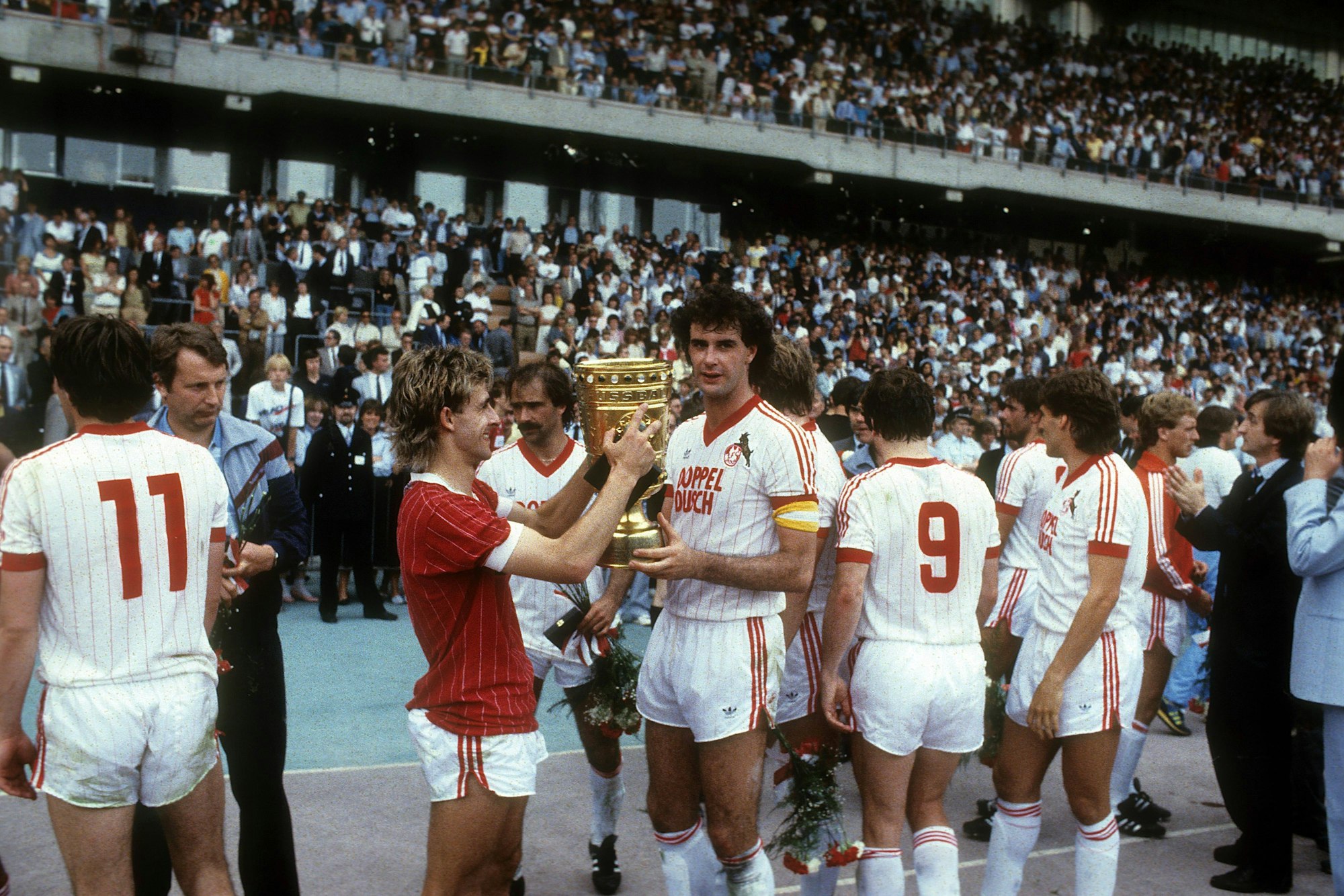 Die Kölner Spieler nach dem DFB-Pokalfinale 1983 im Müngersdorfer Stadion. (Archivfoto)