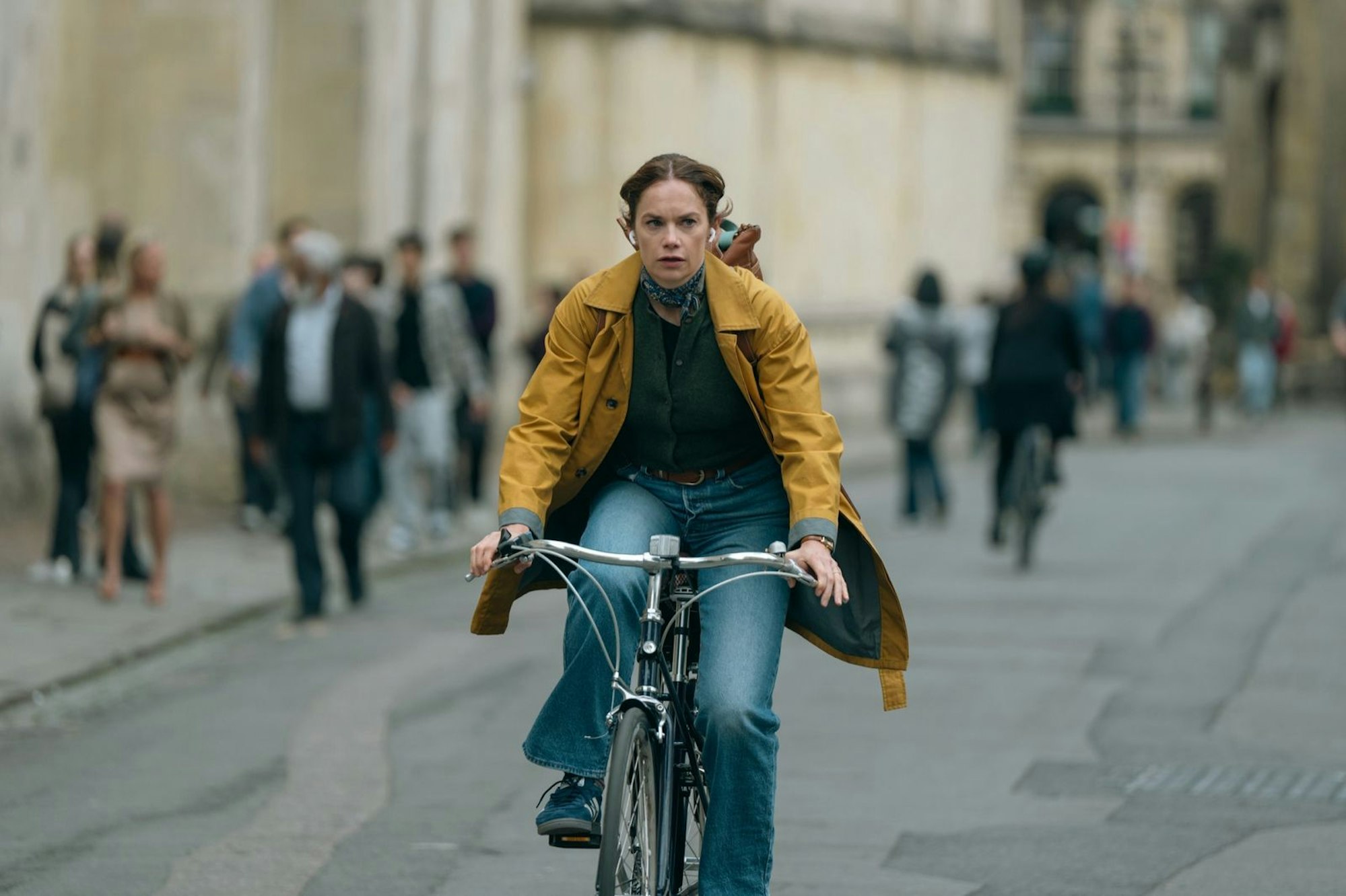 Sarah (Ruth Wilson) radelt häufig durch Oxford, um ein verschwundenes aber seltsamerweise nicht vermisstes Mädchen zu finden. (Bild: @ Apple TV / Matt Towers)
