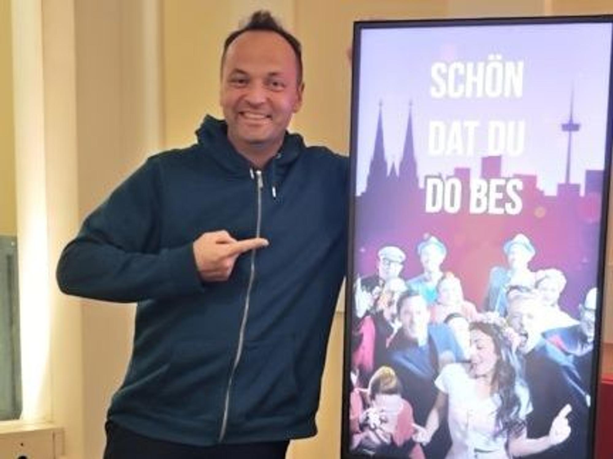 Tino Selbach steht im Foyer der Volksbühne am Rudolfplatz.