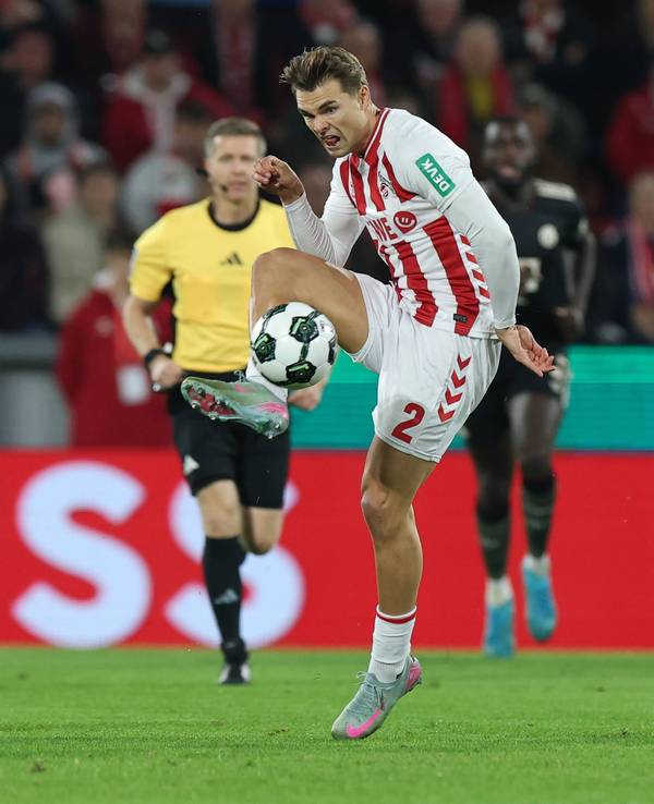 Joel Schmied (1. FC Köln) am Ball gegen Bayern Serge Gnabry, im Hintergrund Schiedsrichter Tobias Welz.