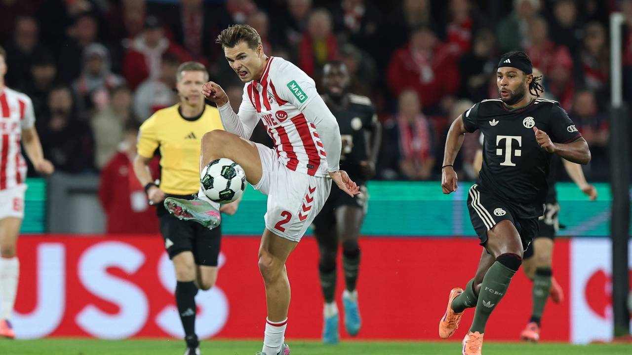 Joel Schmied (1. FC Köln) am Ball gegen Bayern Serge Gnabry, im Hintergrund Schiedsrichter Tobias Welz.