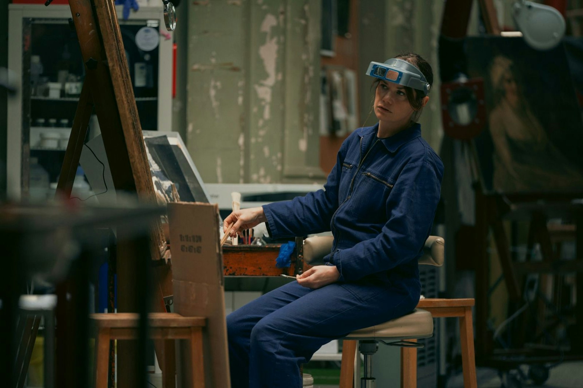 Als Restauratorin alter Kunstwerke hat Sarah (Ruth Wilson) ein gutes Auge für Details. (Bild: @ Apple TV / Matt Towers)