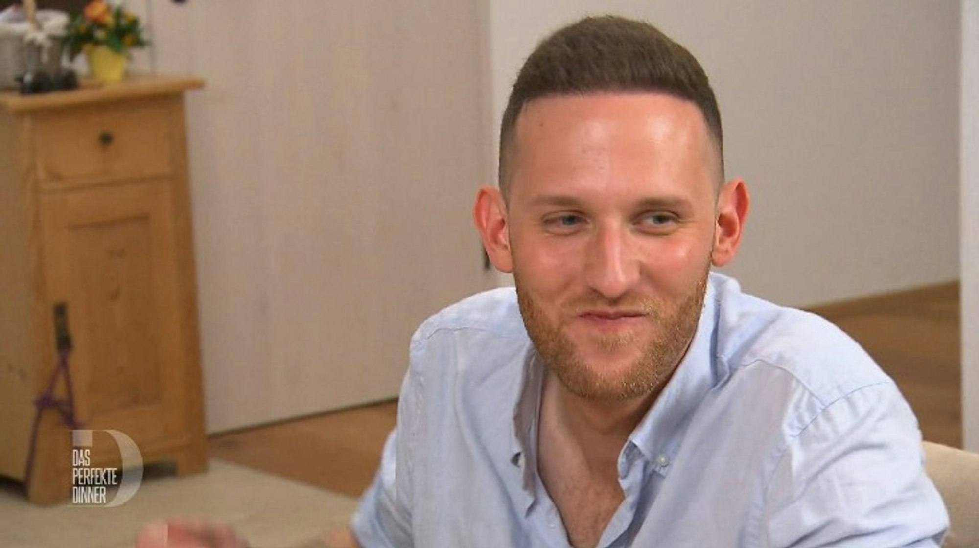 So sieht ein zufriedener Gast aus: Rafael (30) genießt Fabians Kalbsbäckchen. (Bild: RTL)