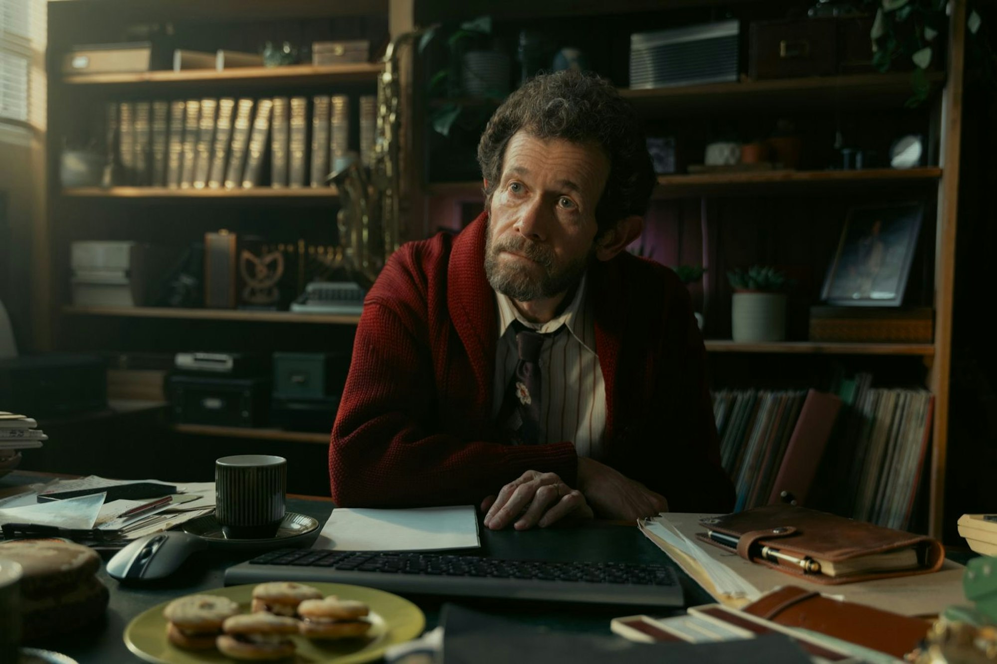 Zoës Gatte Joe (Adam Godley) findet den Fall des verschwundenen Mädchens ziemlich interessant. (Bild: @ Apple TV / Matt Towers)