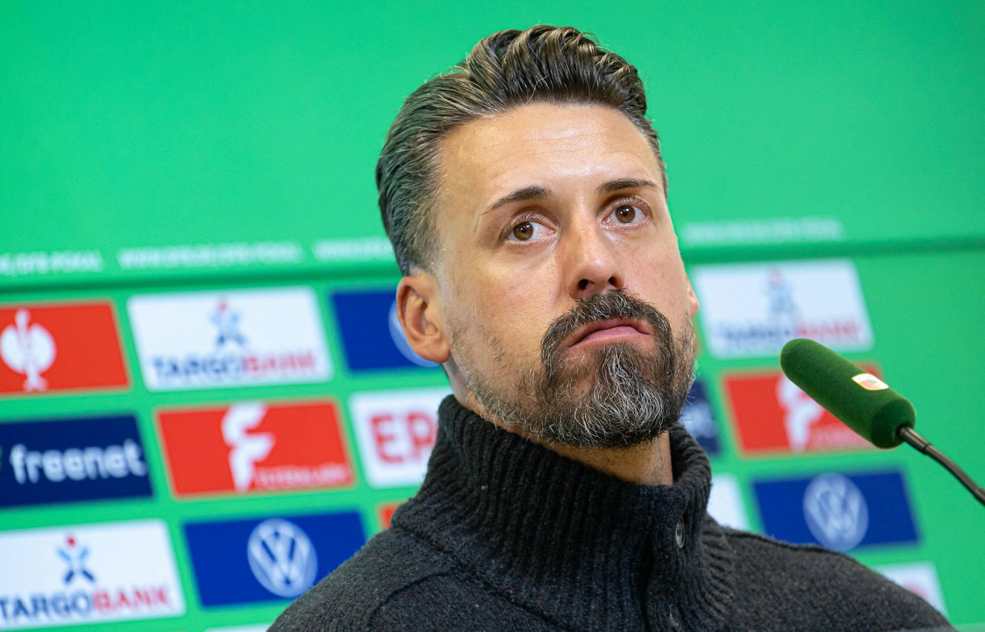 Sandro Wagner mit ernstem Blick bei der Pressekonferenz.