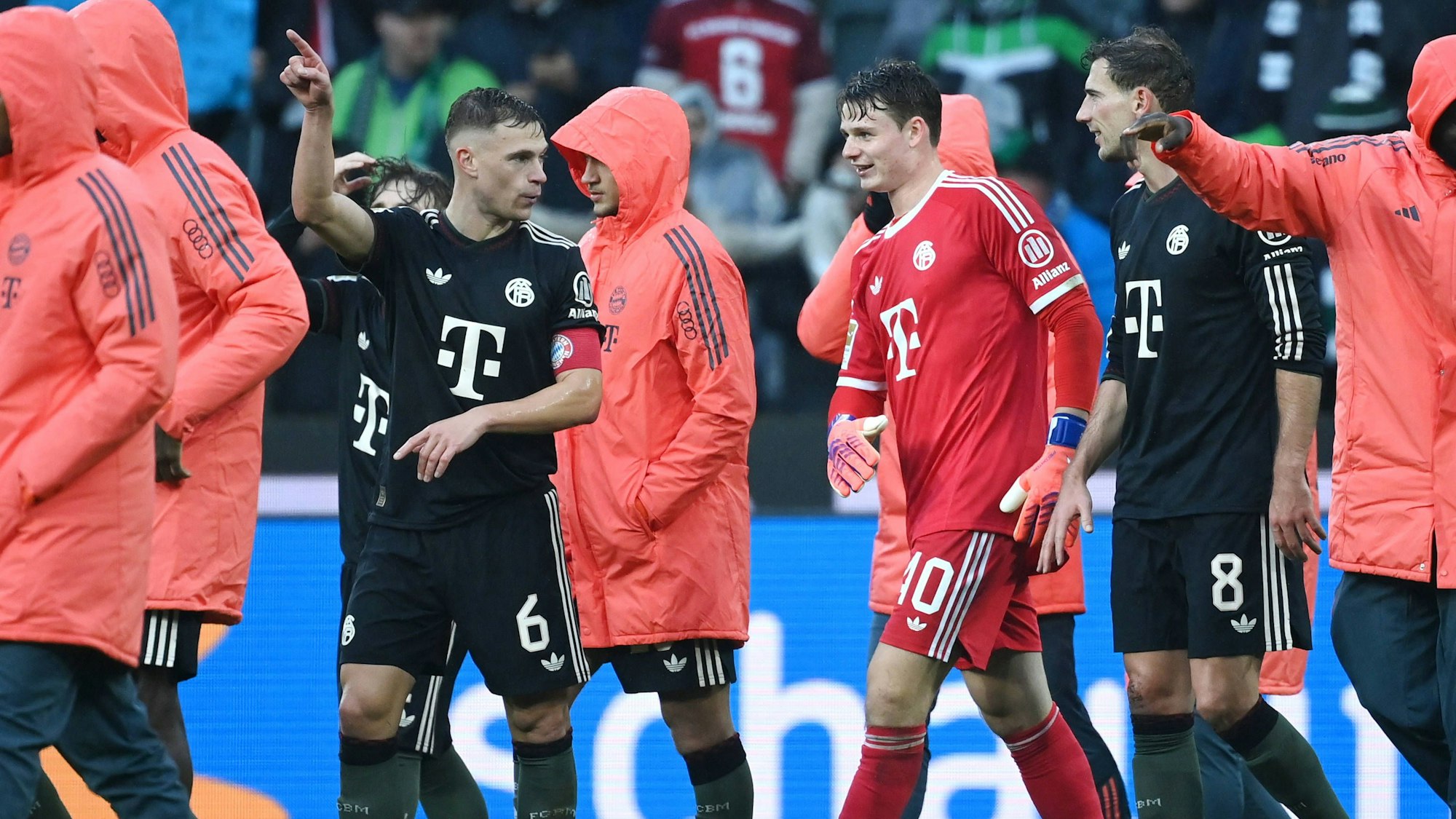 Joshua Kimmich mit Torwart Jonas Urbig und Leon Goretzka.