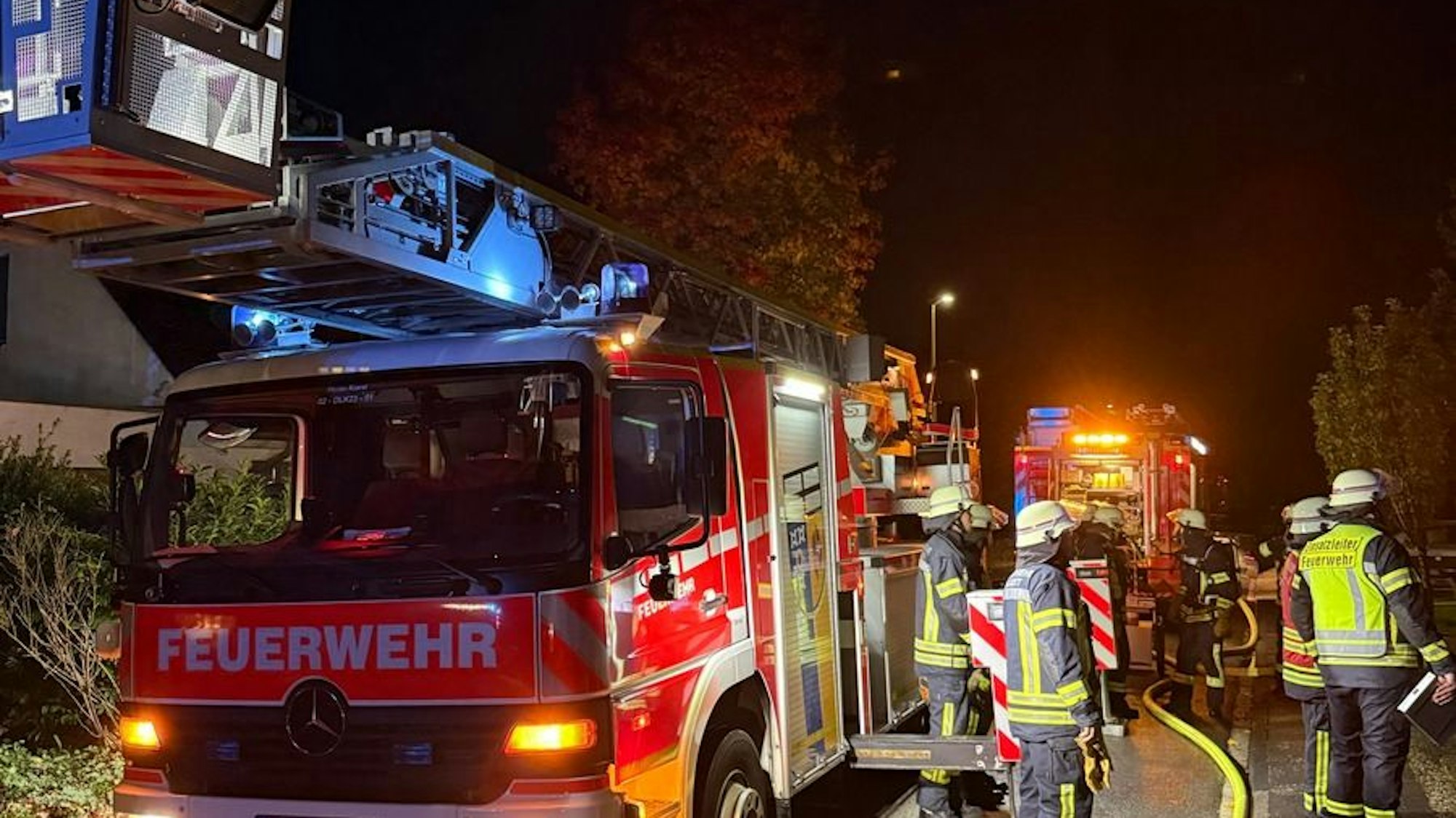 Feuerwehr löscht Garagenbrand und verhindert Ausbreitung (Symbolfoto)