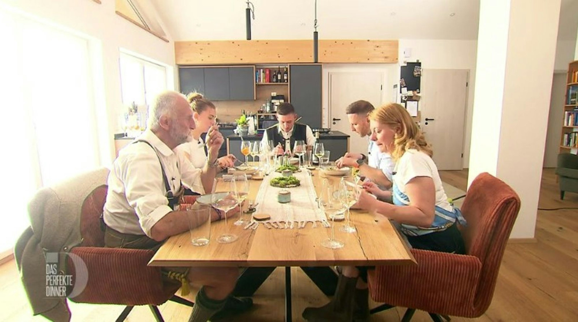 An Tag 3 trifft sich die Chiemsee-Runde bei Fabian (25) in Seeon. (Bild: RTL)