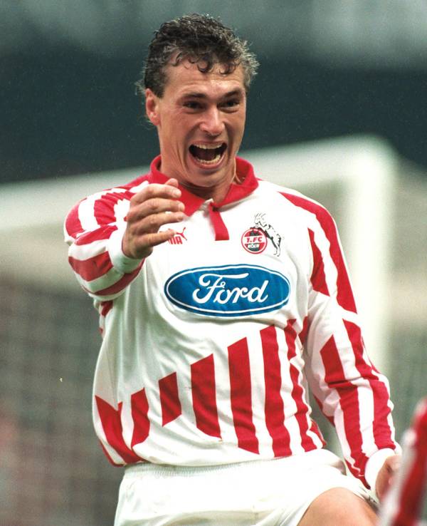 Toni Polster jubelt im Trikot des 1. FC Köln.