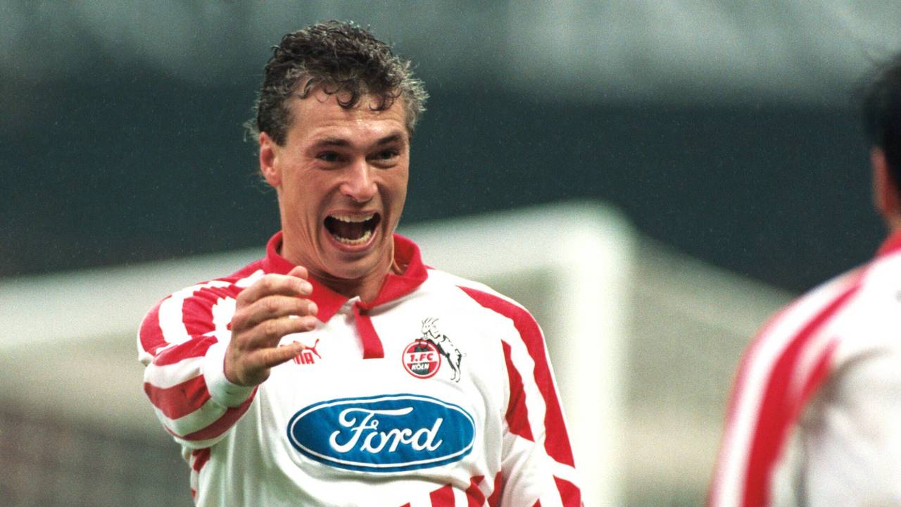 Toni Polster jubelt im Trikot des 1. FC Köln.