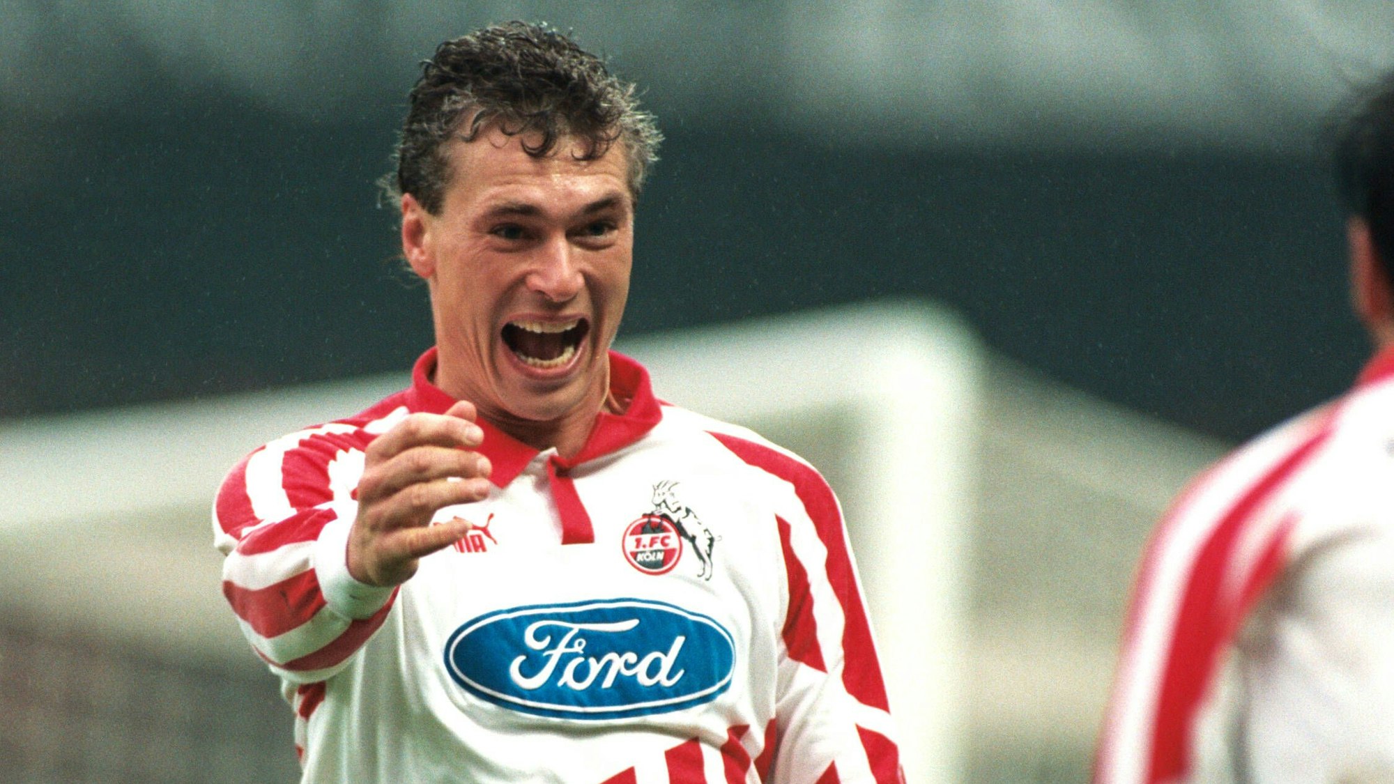 Toni Polster jubelt im Trikot des 1. FC Köln.