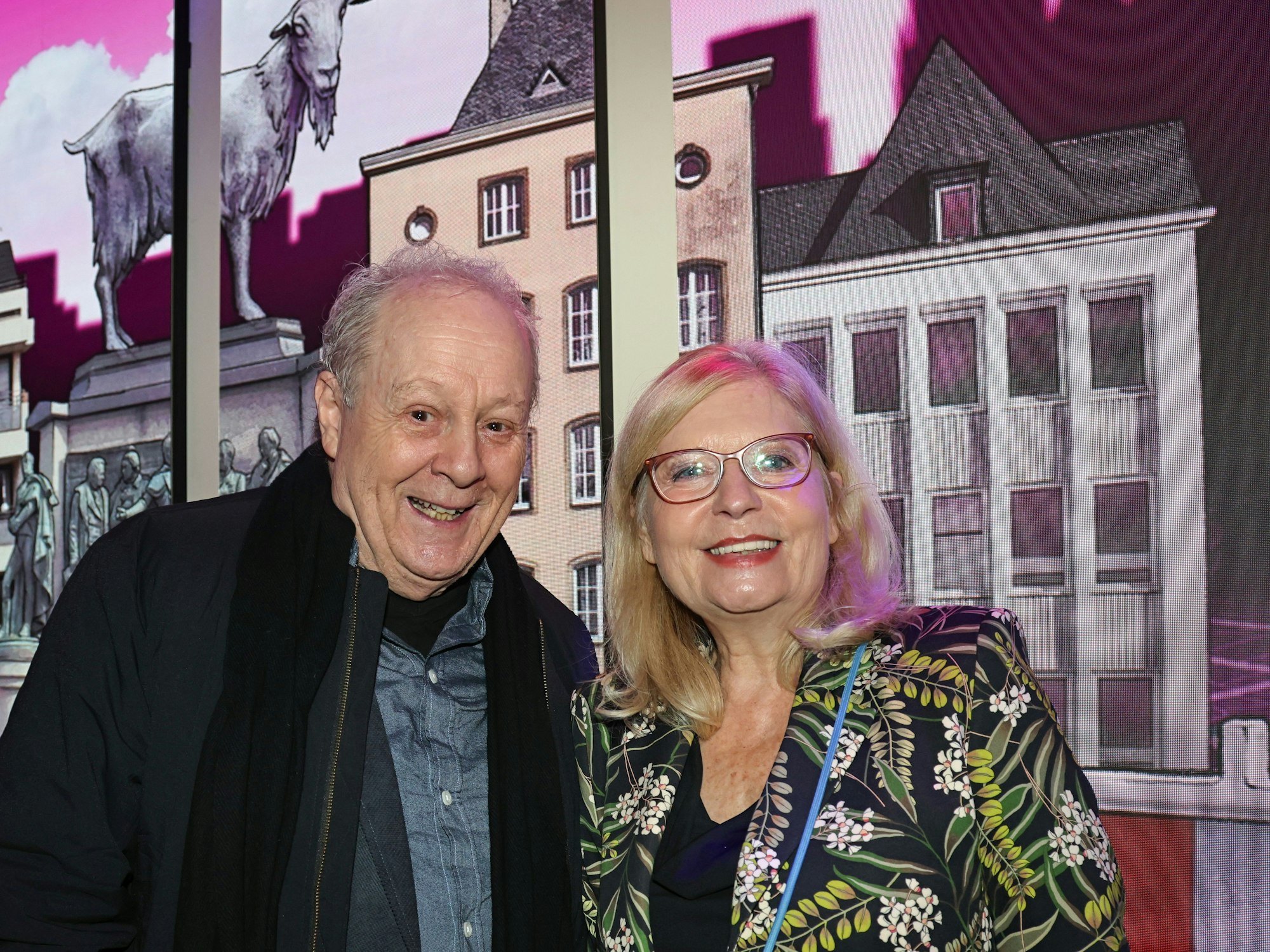 Kalle Pohl und Sabine Postel stehen im Foyer der Volksbühne.