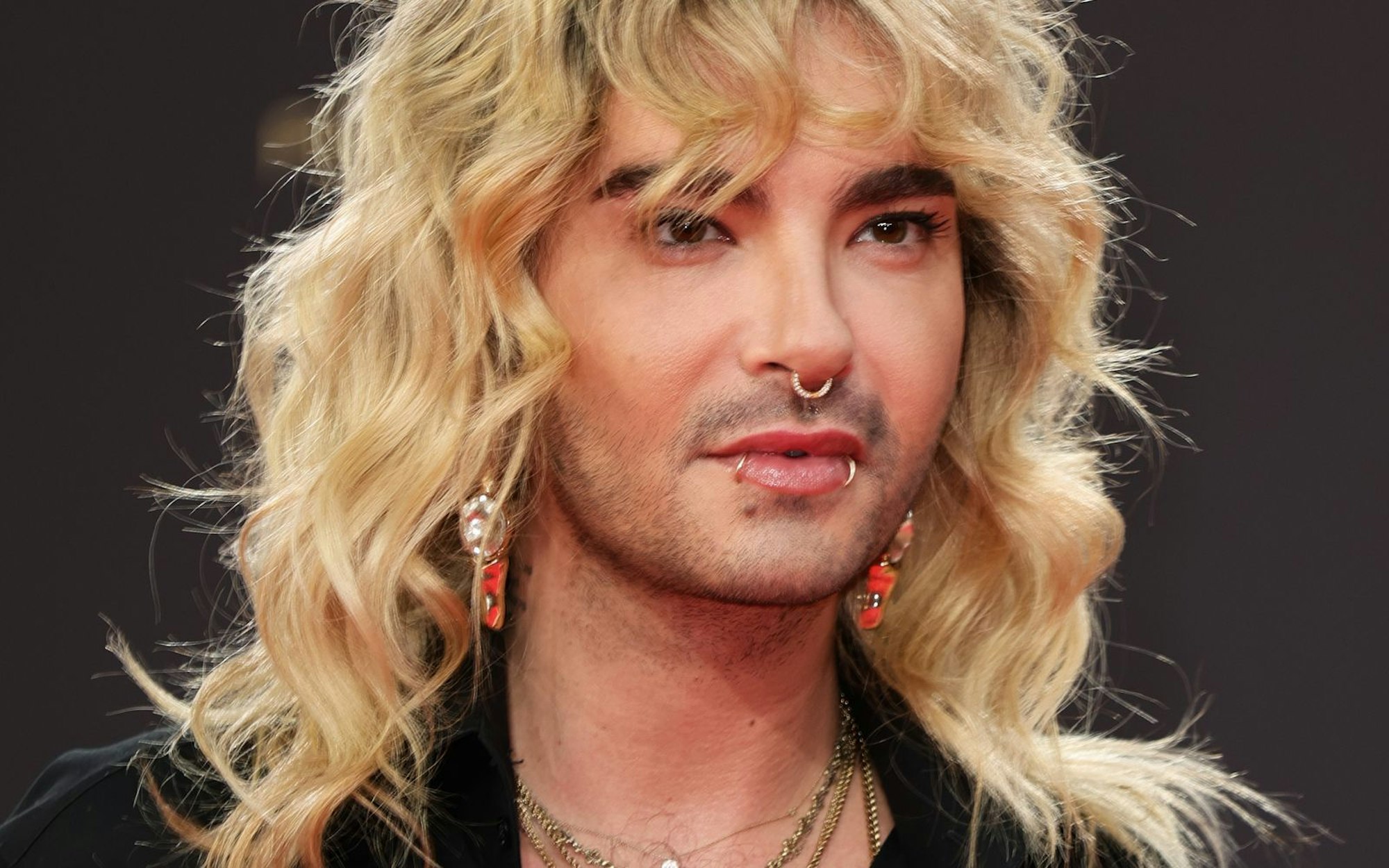 Bill Kaulitz hat in der neusten Folge seines Podcasts verraten, dass er sich einem größeren Eingriff unterziehen musste. (Bild: 2023 Getty Images/Andreas Rentz)
