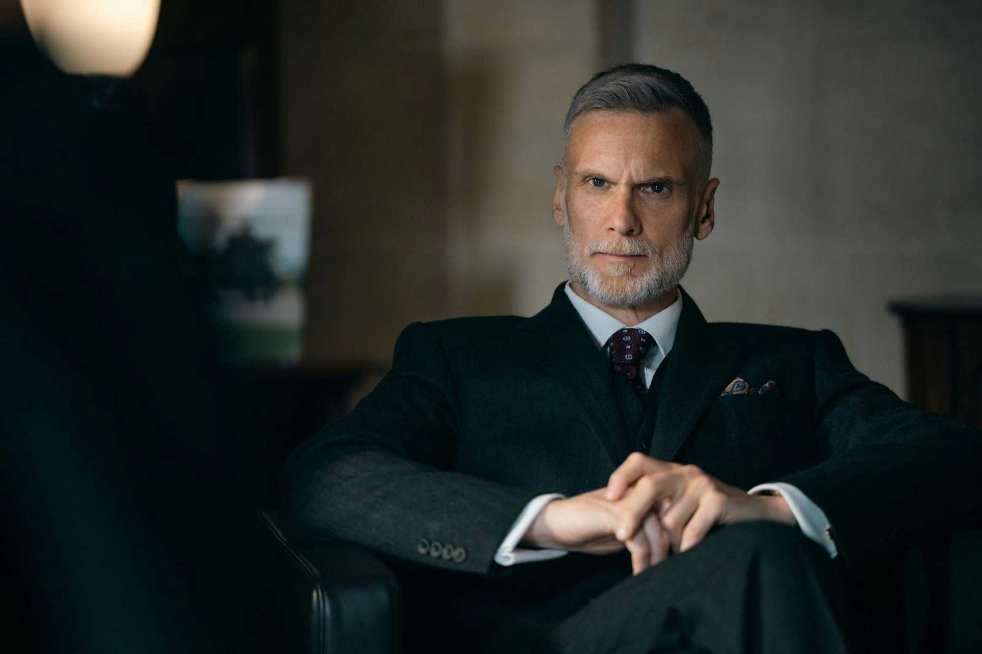 In London ist man in Regierungskreisen (Darren Boyd) „not amused“ über die Entwicklungen in Oxford. (Bild: @ Apple TV / Matt Towers)