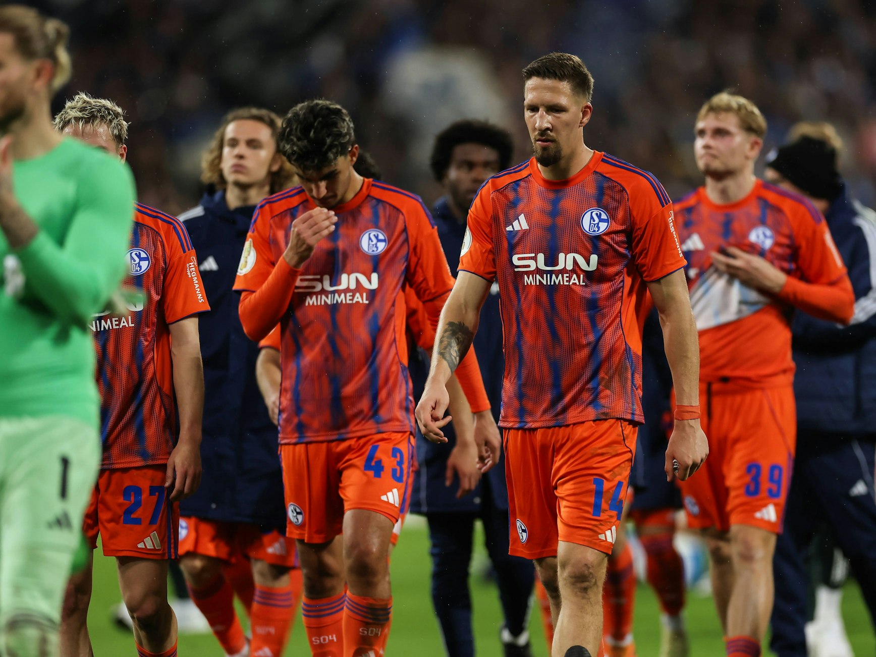Die Spieler von Schalke 04 nach der deutlichen Niederlage.