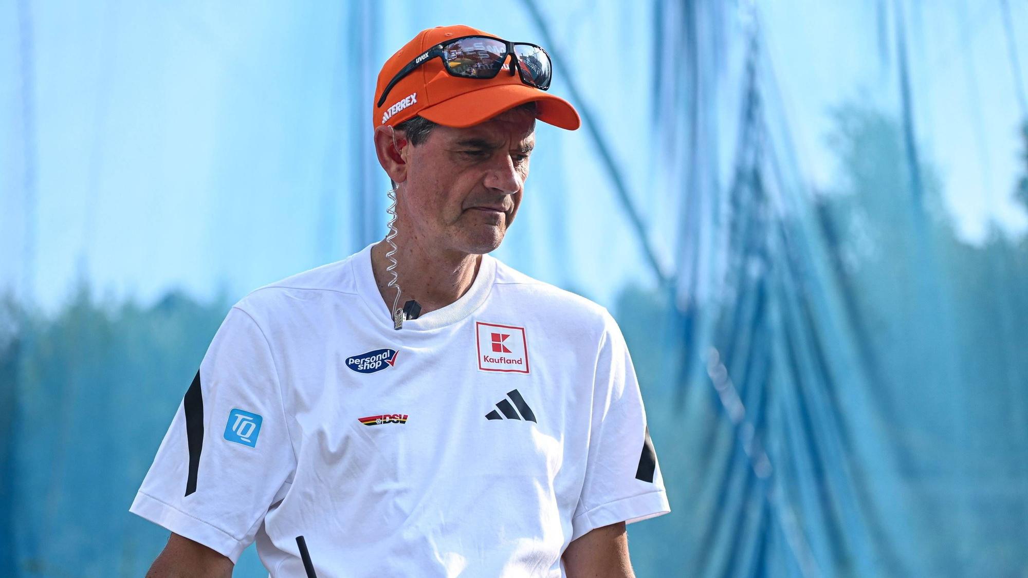 Stefan Horngacher schaut nachdenklich nach unten.
