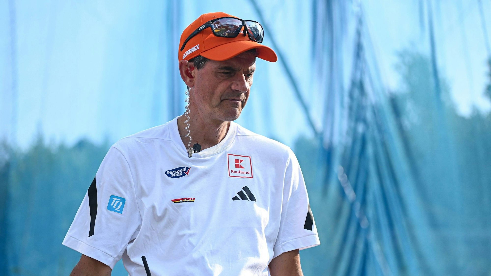 Stefan Horngacher schaut nachdenklich nach unten.