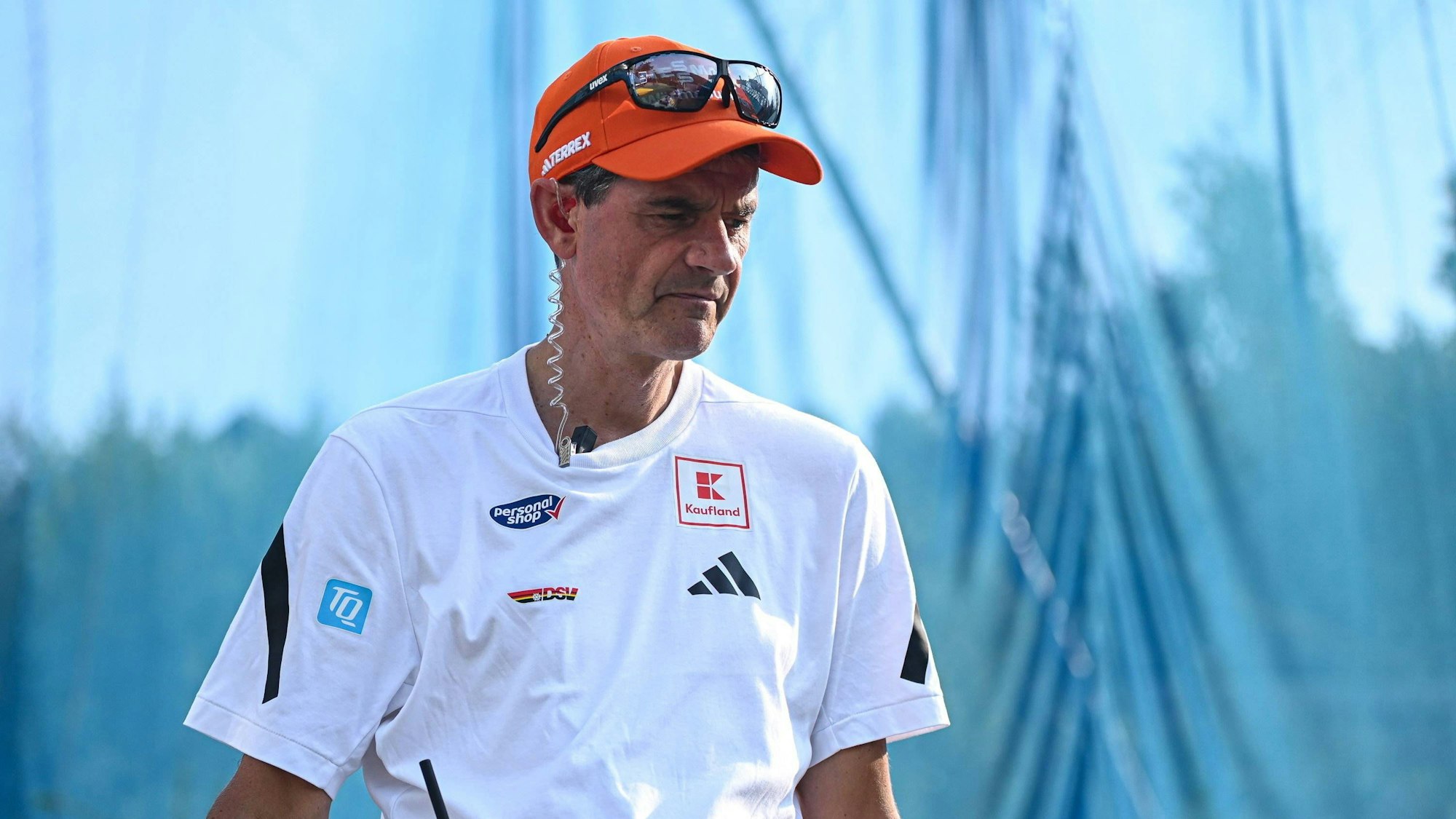 Stefan Horngacher schaut nachdenklich nach unten.