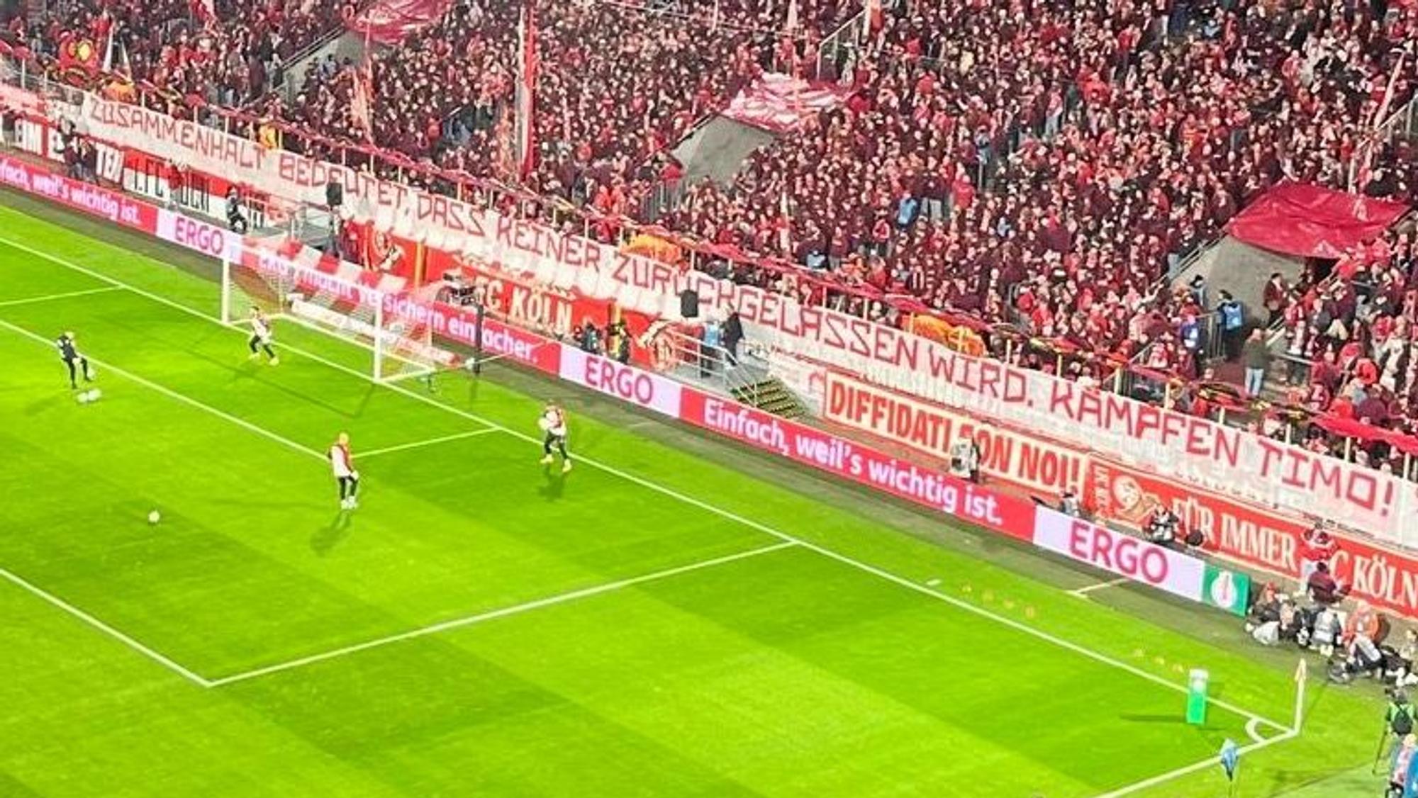Fans aus Köln zeigen am 29. Oktober 2025 beim Pokalspiel gegen den FC Bayern München ein Transparent für den verletzten FC-Profi Timo Hübers.