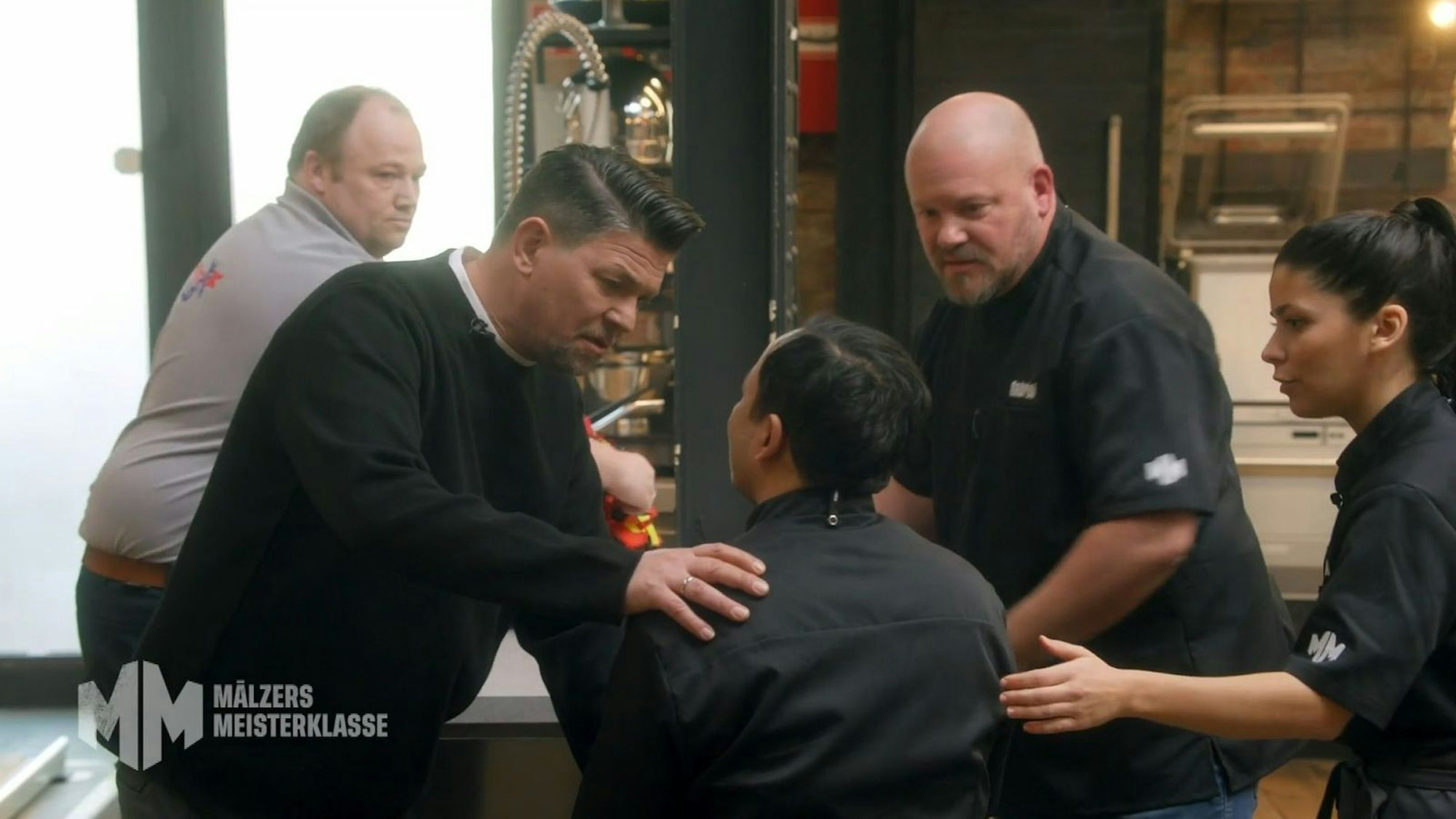 Zum Auftakt seiner neuen Vox-Show nimmt Tim Mälzer (vorne links) eine schwere Schnittverletzung in Augenschein.