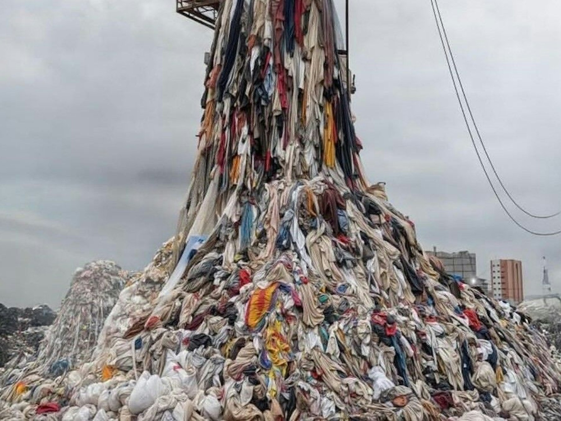 Mit „An Empire Built on Waste“ (Ein Imperium aus Abfall ) übt der Digitalkünstler und Designer Emanuele (Jane) Morelli Kritik an Fast Fashion. Greenpeace nimmt die Kunst zum Vorbild für einen Protest in Köln.
