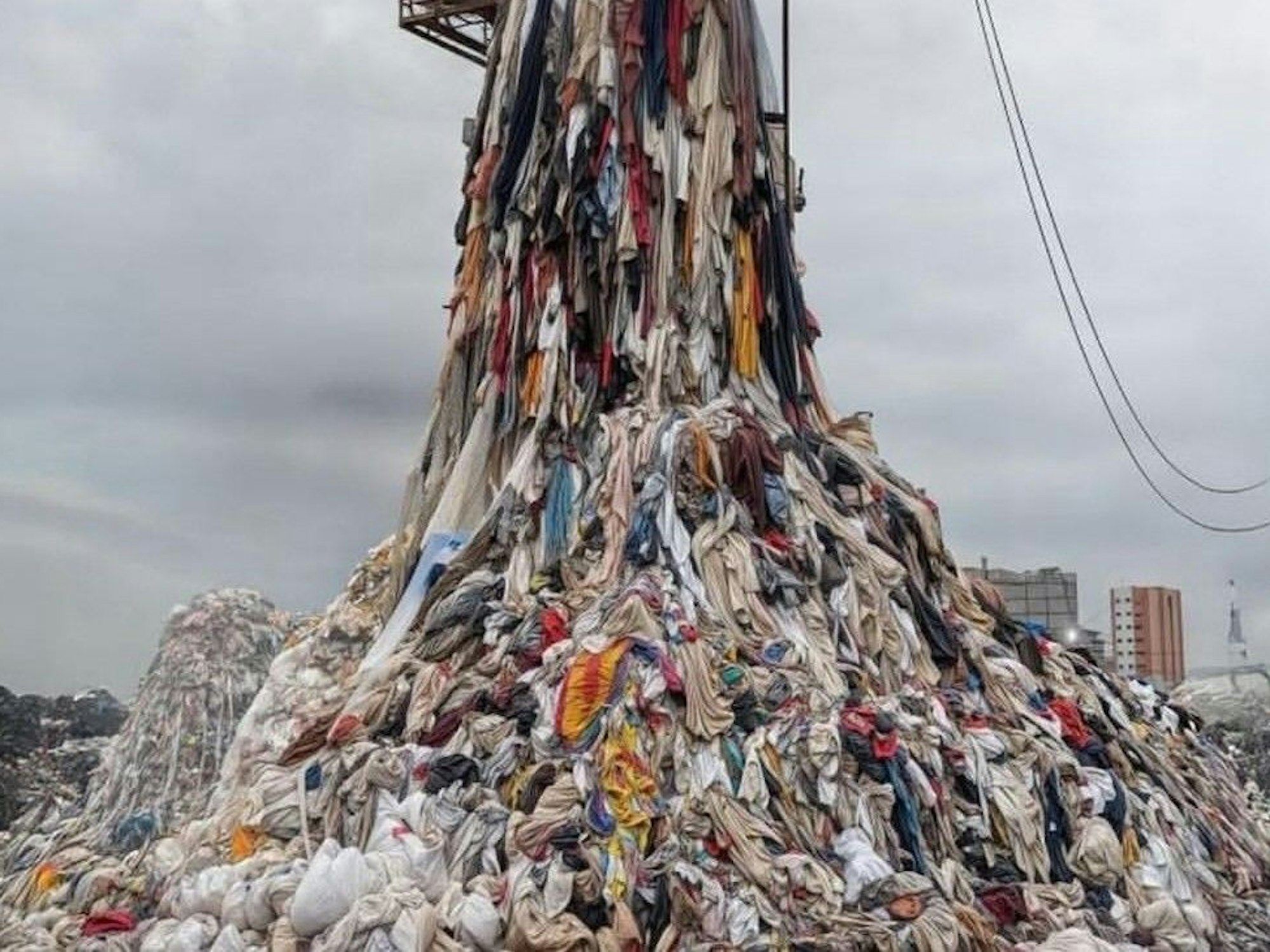 Mit „An Empire Built on Waste“ (Ein Imperium aus Abfall ) übt der Digitalkünstler und Designer Emanuele (Jane) Morelli Kritik an Fast Fashion. Greenpeace nimmt die Kunst zum Vorbild für einen Protest in Köln.