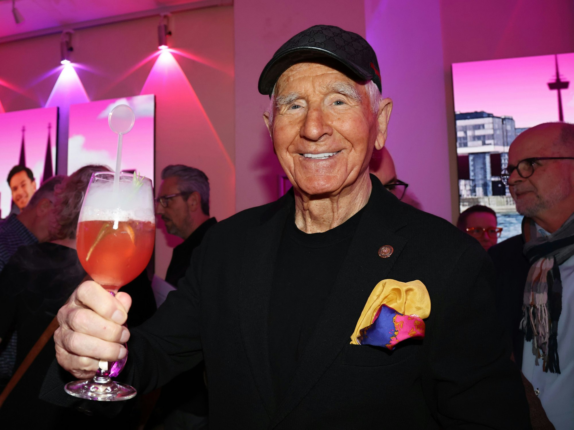 Frédéric Prinz von Anhalt mit Cocktail in der Hand.