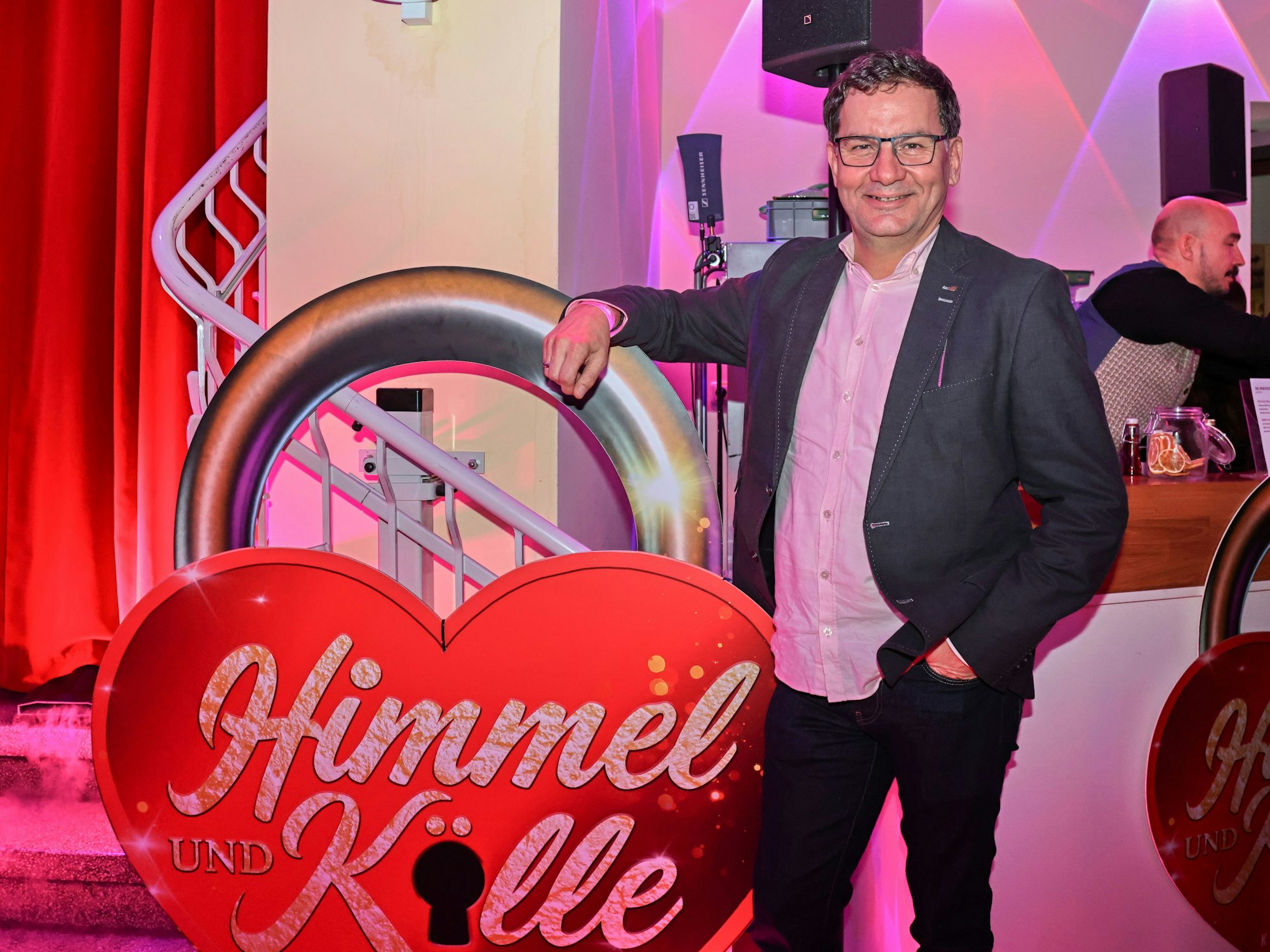 Moritz Netenjakob steht neben dem „Himmel und Kölle“-Herz.