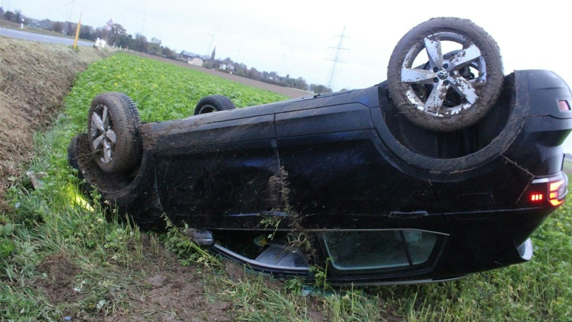 Auto überschlägt sich auf nasser Fahrbahn (Symbolfoto)