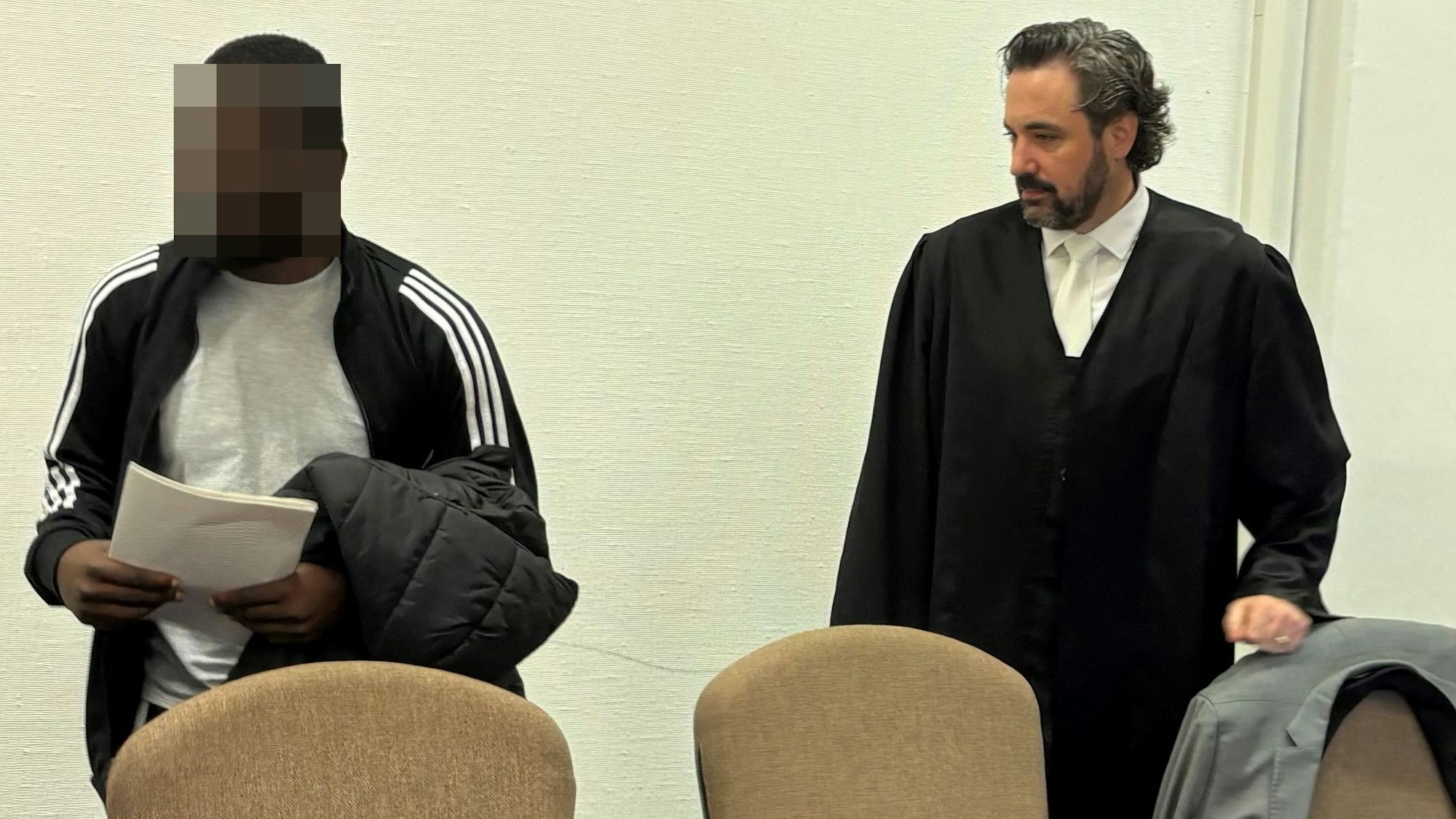 Der Angeklagte mit seinem Verteidiger Marc Michelske beim Prozessauftakt im Kölner Landgericht