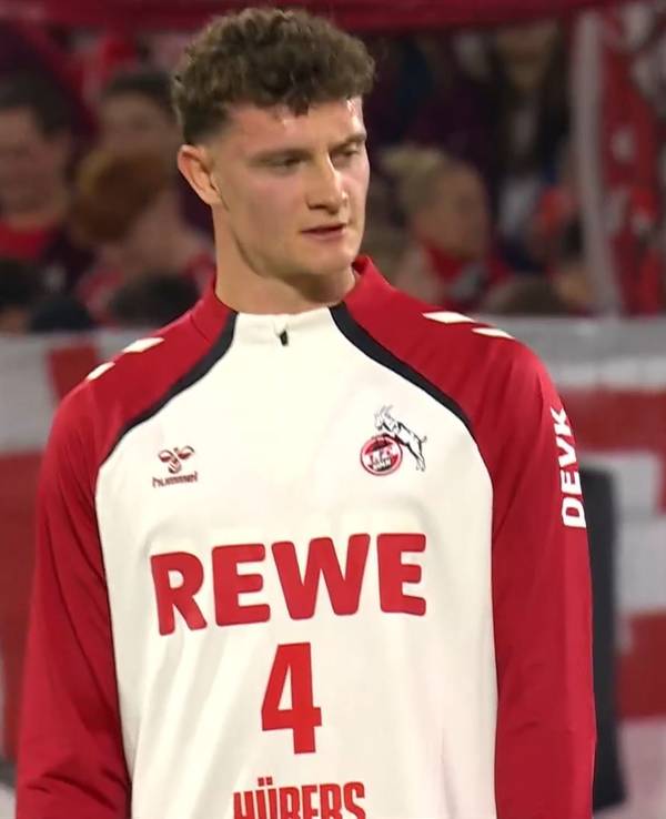 Eric Martel und Joel Schmied tragen Aufwärm-Shirts mit Timo Hübers' Nummer 4.