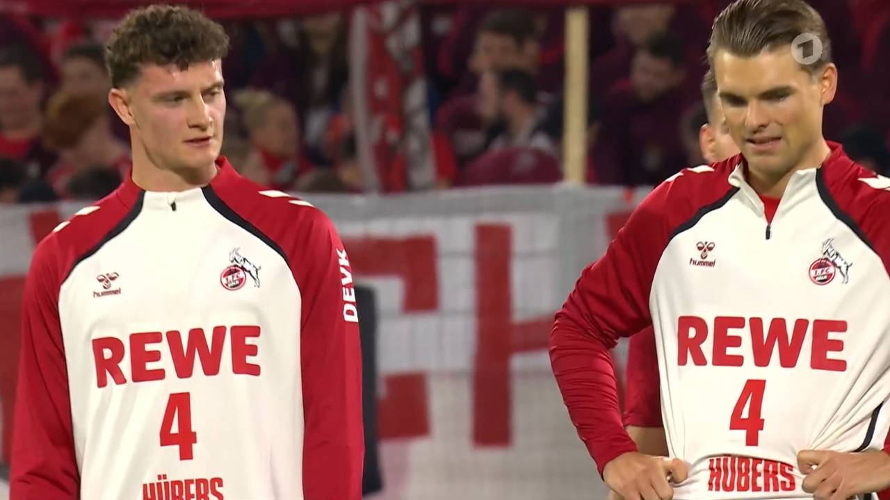 Eric Martel und Joel Schmied tragen Aufwärm-Shirts mit Timo Hübers' Nummer 4.