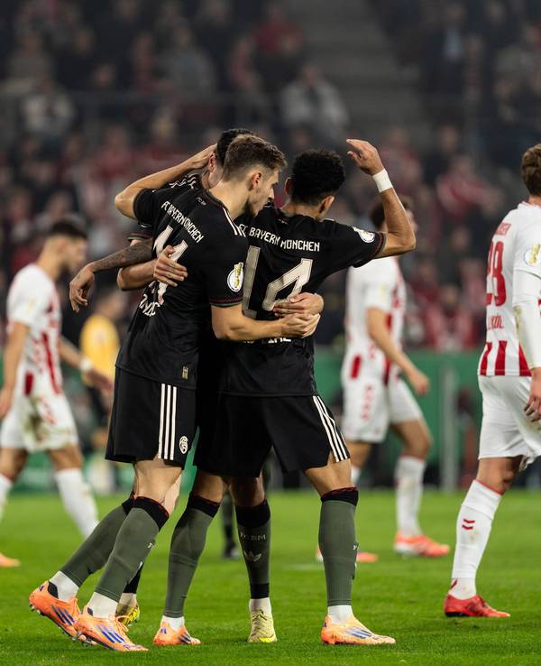 Die Bayern bejubeln das Abseitstor gegen den FC.