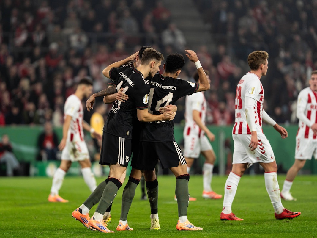 Die Bayern bejubeln das Abseitstor gegen den FC.