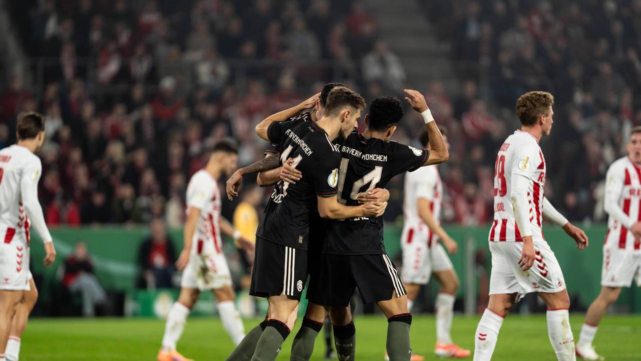 Die Bayern bejubeln das Abseitstor gegen den FC.