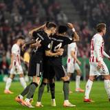 Die Bayern bejubeln das Abseitstor gegen den FC.
