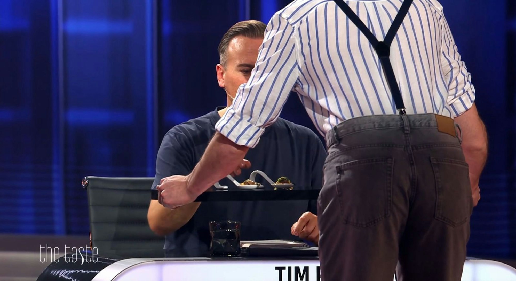 Der Moment, wenn der Show-Assistent die Löffel zum Verkosten bringt, ist immer auch ein Höhepunkt für die Coaches. (Bild: Joyn / Screenshot)