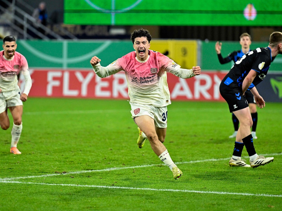 Ibrahim Maza jubelt.