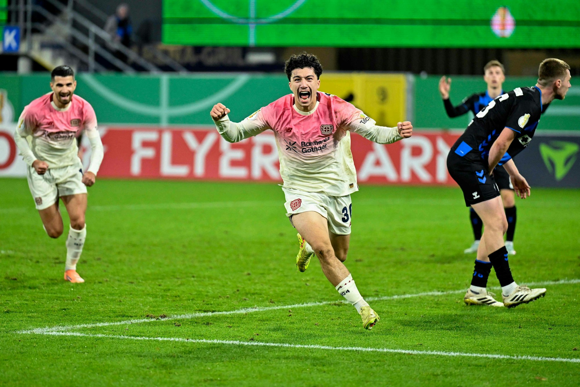 Ibrahim Maza jubelt.