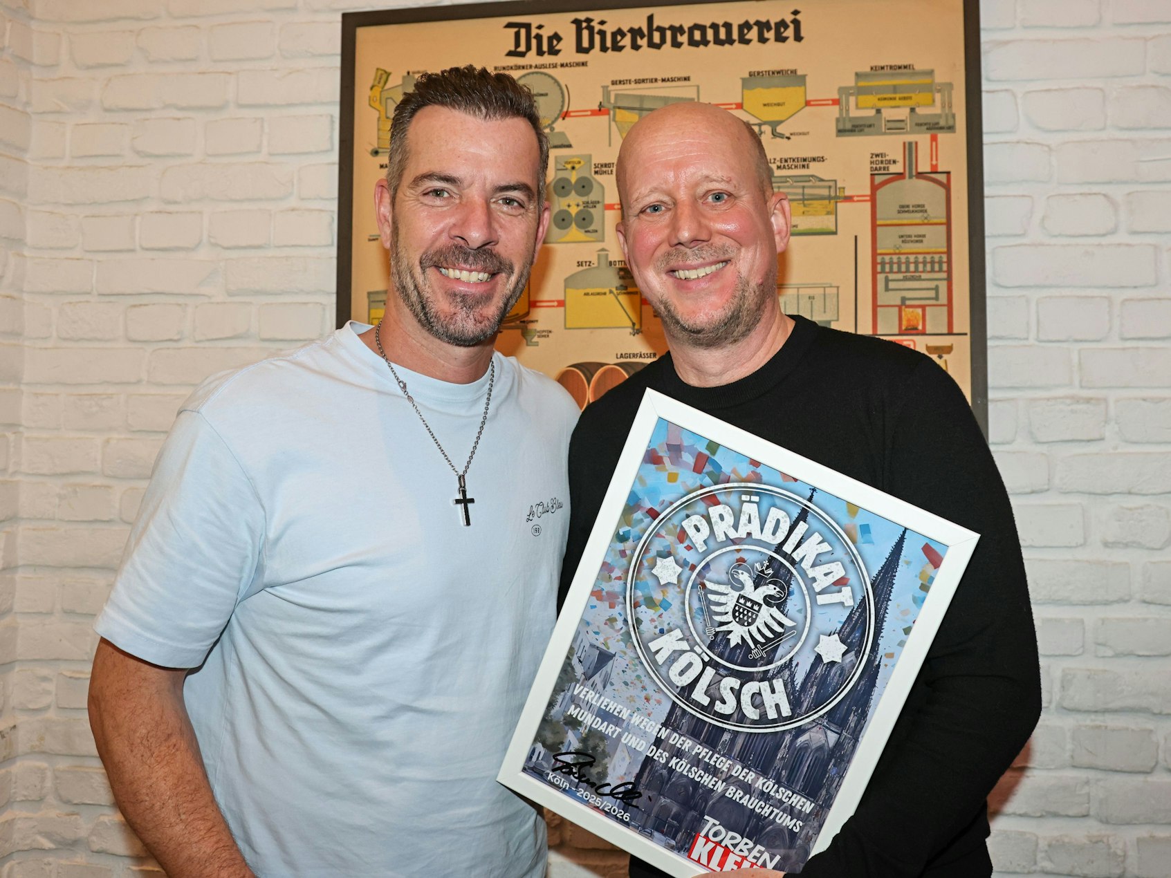 Torben Klein überreicht Manfred Rolef das „Prädikat Kölsch“.